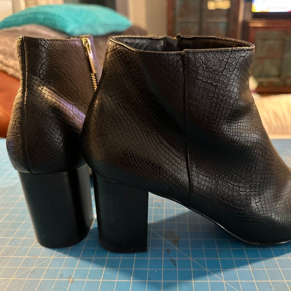 Bella Vita Black Booties in Reptile Skin Size 11W